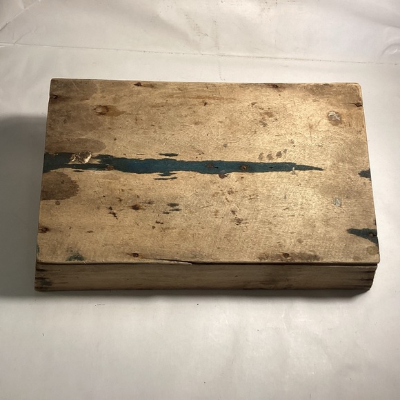 Primitive attic finish wooden tote. - Picture 6 of 8